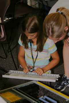 Photos
								     of
								     girls
								     taking
								     apart
								     a
								     computer