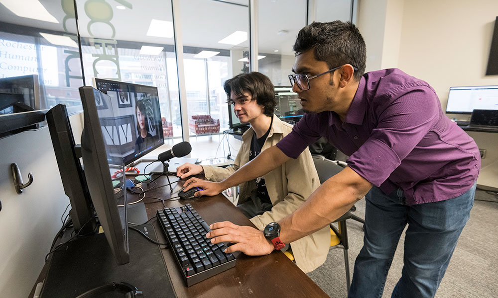 Computer science major Sammy Potter ’25 interacts with SAPIEN, an avatar built by the team in the Rochester Human-Computer Interaction lab.